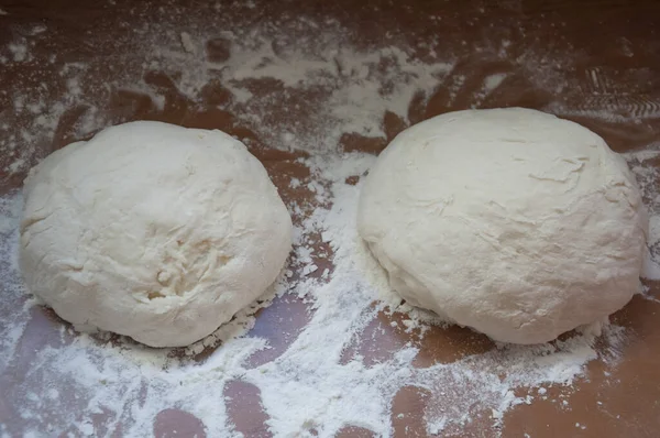 Ciasto Pizzę Pokryte Mąką Pszenną — Zdjęcie stockowe