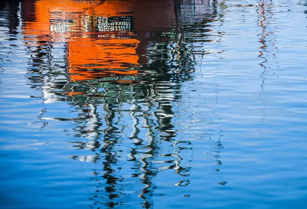 Spiegelbild Eines Fischerbootes Auf Dem Wasser — Stockfoto
