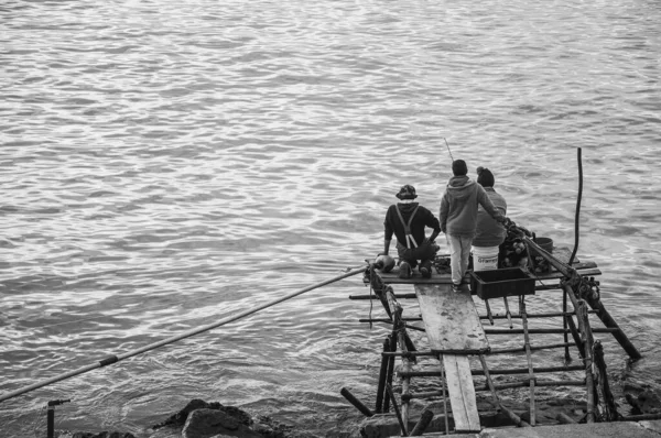 Tři Muži Rybaří Vlnolamu Mar Del Plata — Stock fotografie