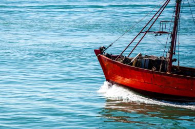 Atlantik Okyanusu 'nda yelken açan küçük bir balıkçı teknesinin pruvası.