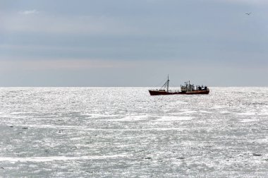 Atlantik okyanusunda yelken açan eski bir balıkçı teknesi.