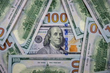 100 dolarlık banknotlar. Benjamin Franklin 'in yüz resmi. Parasal duvar kağıdı.