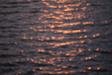 Doğal soyut arka plan. Nehirdeki batan güneşin bulanık yansıması