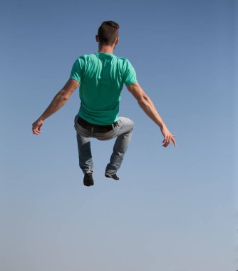 Adam havada süzülüyor. Kavramsal fotoğraf