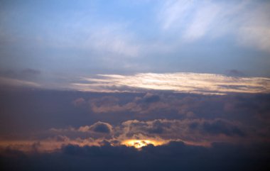 Doğal arka plan. Sabahın erken saatlerinde bulutlu güzel bir gökyüzü