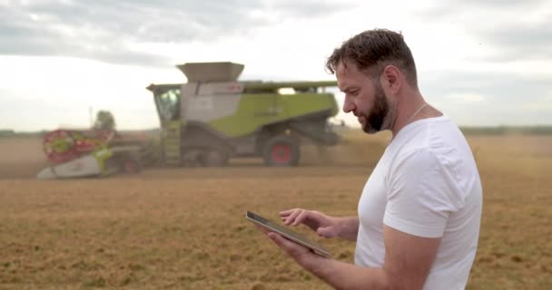 Agricultura Agrônomo Está Com Tablet Campo Trigo Uma Combinação Funciona — Vídeo de Stock