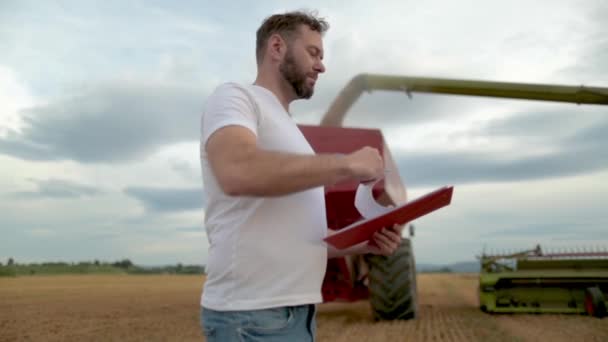 Egy Farmer Egy Táblagéppel Aki Jegyzetel Egy Mezőn Áll Háttérben — Stock videók