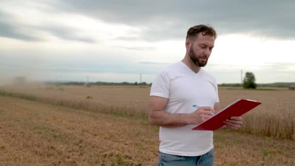Seorang Petani Dengan Tablet Untuk Mencatat Berdiri Sebuah Lapangan Samping — Stok Video