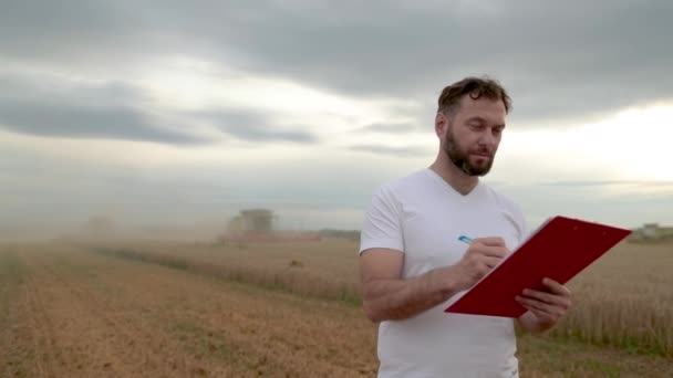 Ένας Αγρότης Μια Ταμπλέτα Για Την Τήρηση Σημειώσεις Στέκεται Ένα — Αρχείο Βίντεο