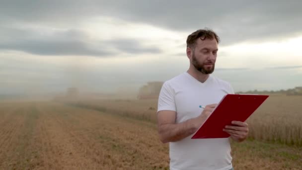 Agricultor Con Una Tableta Para Tomar Notas Encuentra Campo Junto — Vídeos de Stock