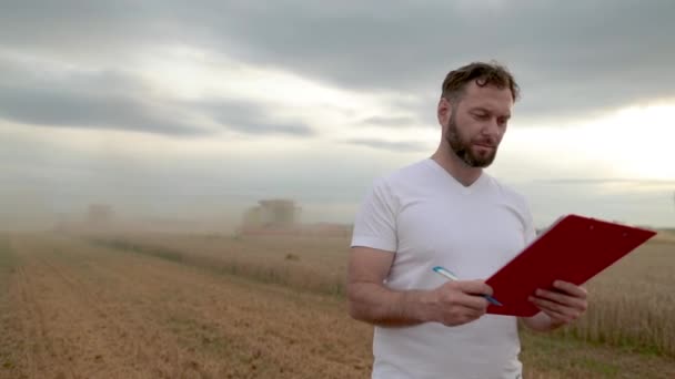 Agricultor Con Una Tableta Para Tomar Notas Encuentra Campo Junto — Vídeos de Stock