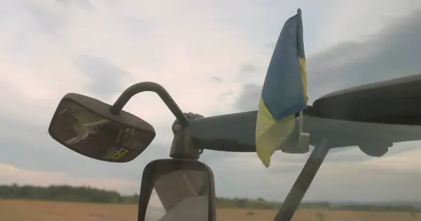Украинский Флаг Свободно Развевается Комбайне Собирающем Спелый Урожай Пшеницы Концепция — стоковое фото