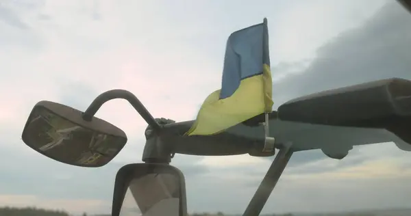 Bandeira Ucraniana Voa Livremente Uma Ceifa Debulha Uma Safra Madura — Fotografia de Stock
