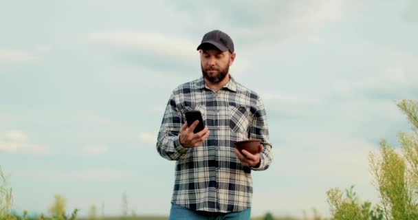 Молодой Фермер Работает Черничном Поле Разговаривает Телефону Гуляя Черничной Плантации — стоковое видео