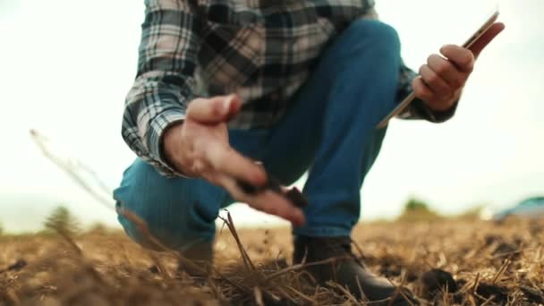 Zbliżenie Ręki Człowieka Dotykającego Suchej Ziemi Polu Rolniczym Glebie Ziemi — Wideo stockowe