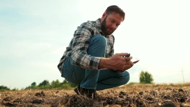 Przed Sadzeniem Rolnik Sprawdza Jakość Gleby Rolnik Testuje Ziemię Tabliczką — Wideo stockowe