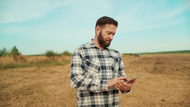 Farmer Agronomist Field Agricultor Empresário Olhando Para Tablet Campo Trigo — Vídeo de Stock