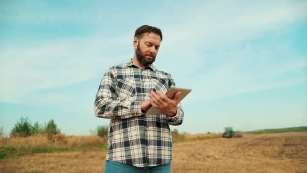 Landwirt Auf Dem Feld Landwirt Unternehmer Mit Blick Auf Tablette — Stockvideo