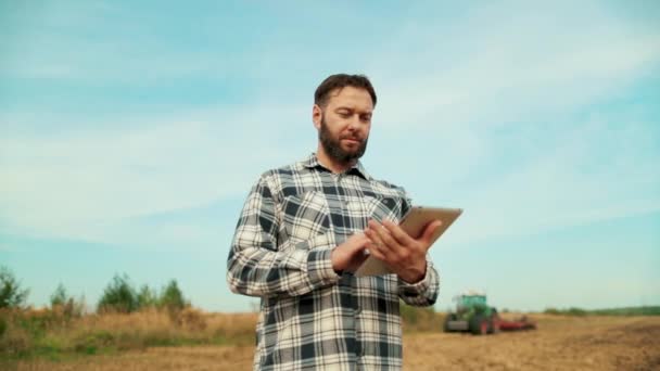 Rolnik Agronomista Terenie Farmer Właściciel Firmy Przyglądający Się Tabletkom Polu — Wideo stockowe