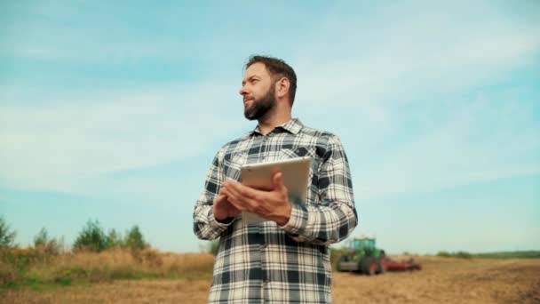 Rolnik Agronomista Terenie Farmer Właściciel Firmy Przyglądający Się Tabletkom Polu — Wideo stockowe