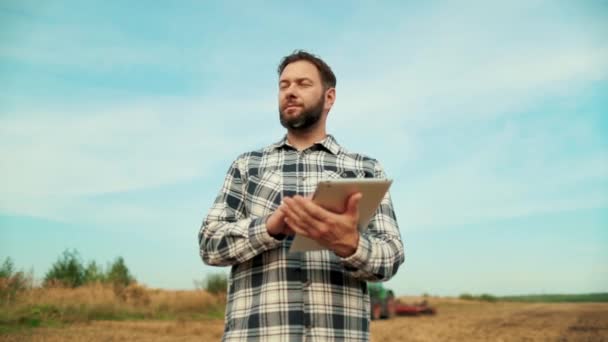 Zemědělský Agronomista Terénu Farmář Majitel Podniku Který Dívá Tabletu Pšeničném — Stock video