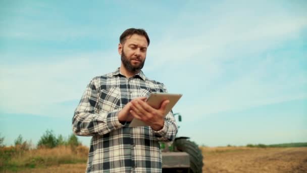 Boer Agronomist Het Veld Boer Ondernemer Zoek Naar Tablet Tarweveld — Stockvideo