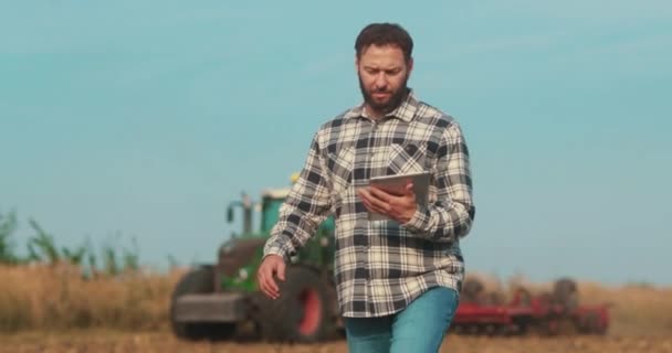 Homme Affaires Agriculteur Travaillant Avec Tablette Ordinateur Marchant Sur Terrain — Video
