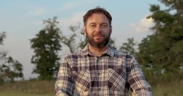 Portret Rolnika Stojącego Zewnątrz Polu Mężczyzna Koszuli Kratkę Wesoły Farmer — Wideo stockowe