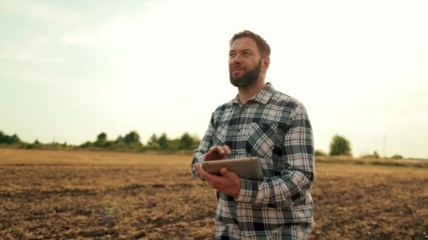 Jordbrukare Agronom Vetefält Vid Solnedgången Ekologisk Odling Äldre Agronomer Med — Stockvideo