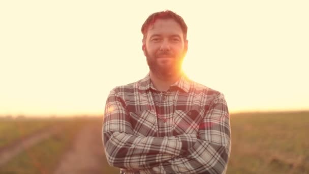 Portret Młodego Rolnika Ramionami Skrzyżowanymi Luźnej Koszuli Farmie Przed Kolorowym — Wideo stockowe