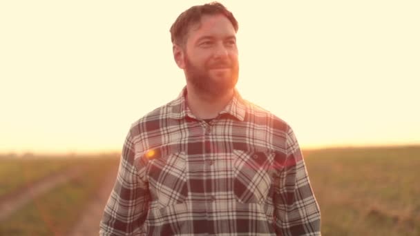 Çiftlikte Kolları Bağlı Genç Erkek Çiftçinin Portresi Güneşe Karşı Rengarenk — Stok video