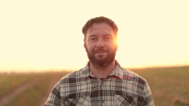 Портрет Мужчины Фермера Стоящего Поле Мужчина Клетчатой Рубашке Веселый Фермер — стоковое видео