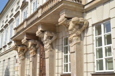 Balkon tutan Yunan heykelleri. Warszaw