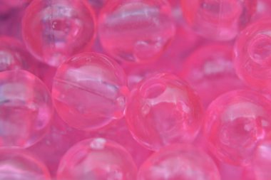 İplik delikleri olan küçük pembe boncuklar..