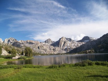 Kings Canyon Ulusal Parkı, Sierra Nevada Dağları 'ndaki güzel taşra gölü