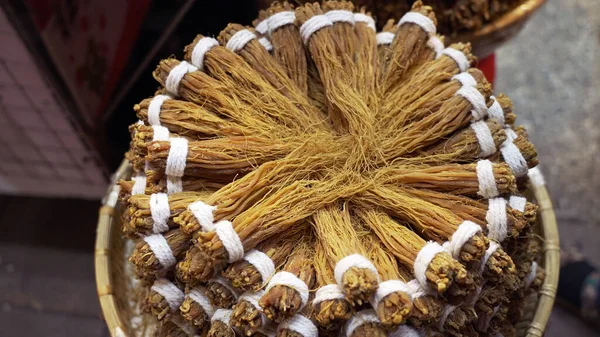 Kırmızı Ginseng Kökleri, Kırmızı Ginseng Bıyıkları. Ginseng, Panaxus cinsindeki bitkilerin köküdür. Ginseng Çin ve Kore 'nin mutfak ve ilaçlarında yaygındır..