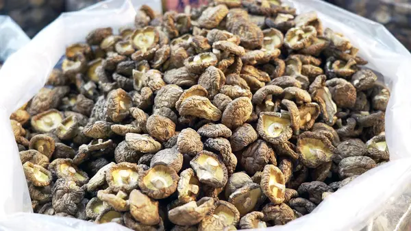 Piyasada kurutulmuş şitake mantarı yığını