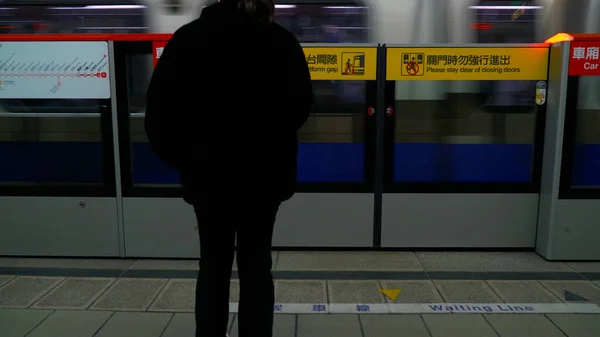 Yolcu, Guandu metro istasyonunda metro durağını bekliyor. Taipei MRT.