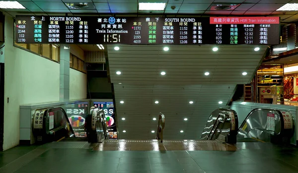 Taipei Ana İstasyonu 'nda, LED tabelası THSR ve tren bilgilerini gösterir, zaman çizelgesi ve platformu içerir