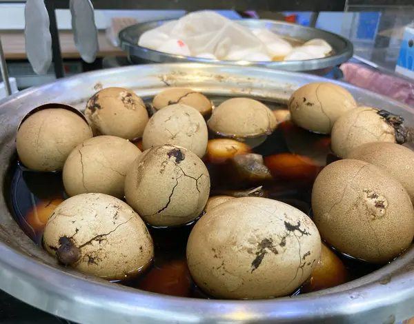 Çay yumurtalarını yakından çek, çay sosu ve baharatlarla kaynat, uygun mağazalarda satılmaya hazır..