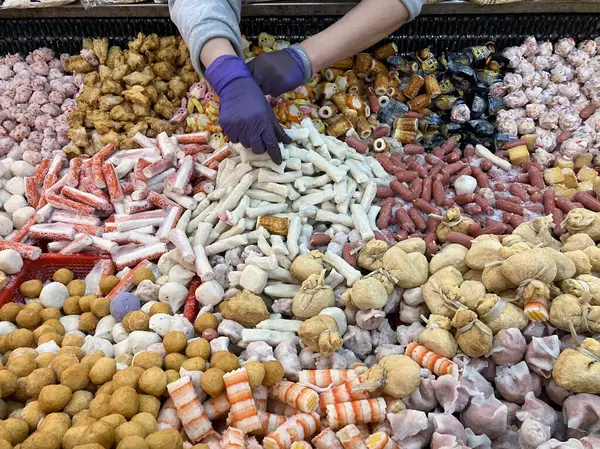 Donmuş güveç malzemeleri, aşçılık lezzetleri: balık köftesi, balık köftesi, kalamar topu, domuz köftesi, köfte, patlamış peynir topu, yengeç köftesi, ve daha fazlası, süpermarket personeli tazelik garantisi veriyor.