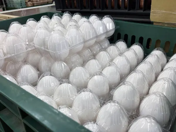 Satılık bir kutu tavuk yumurtası.