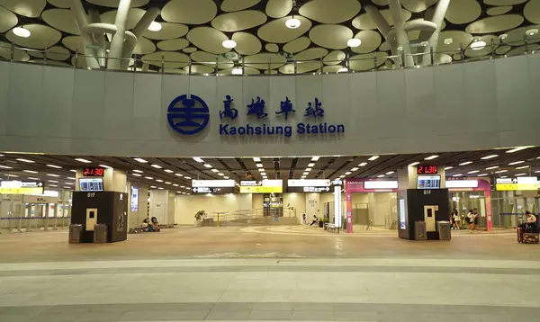 Güney Tayvan 'da büyük bir ulaşım merkezi olan modern ve ferah Kaohsiung Tren İstasyonu..