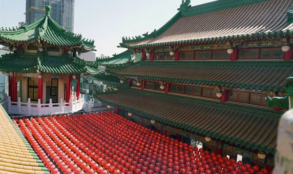 Kaohsiung, Tayvan - 1 Şubat 2019: inşaat halindeki bir morden binasının arka planına karşı kurulan geleneksel bir Çin tapınağı.