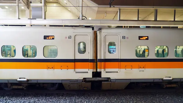 Bir Tayvan Yüksek Hız Treni THSR istasyonunda duruyor.