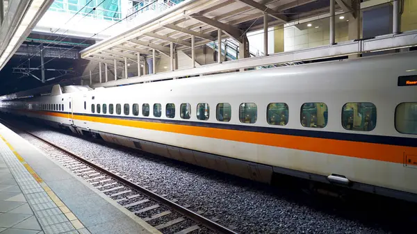 Kaohsiung, Tayvan; 11 Şubat 2025: THSR istasyonunda Tayvan Yüksek Hız Treni.