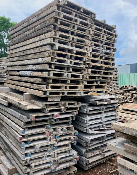 İnşaat alanında istiflenmiş yapı biçimlendirme panelleri