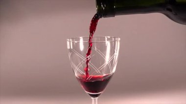 kırmızı şarap şarap kadehi dökerek
