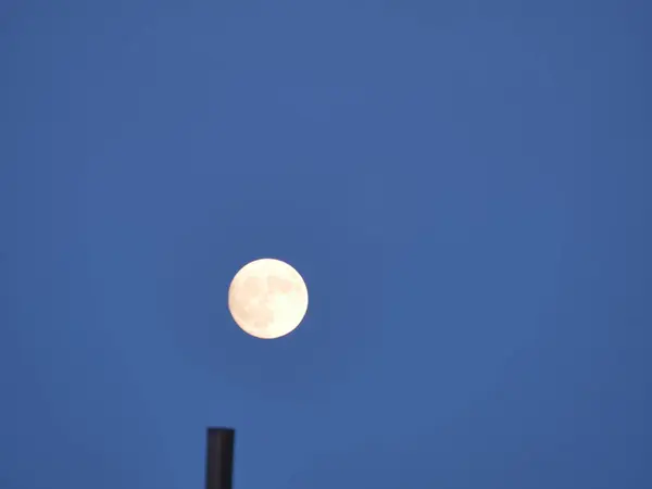 Une Lune Sur Fond Bleu — Photo