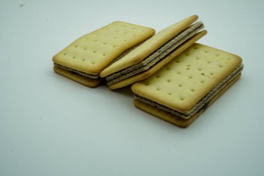 Hiskuit 'in, ortasında çikolata kaplı bir gofret bulunan ve masanın üzerinde duran noktalı bir delik dokusu var.. 